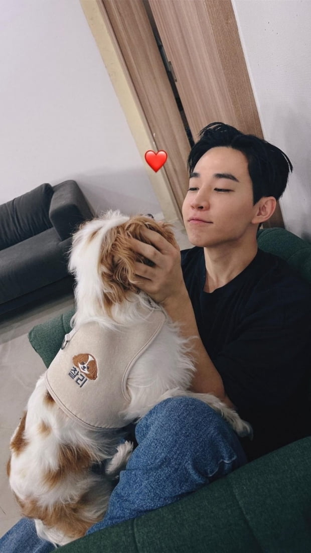 Global artist ‘Henry’ presents a warm meal to children at his fan cafe