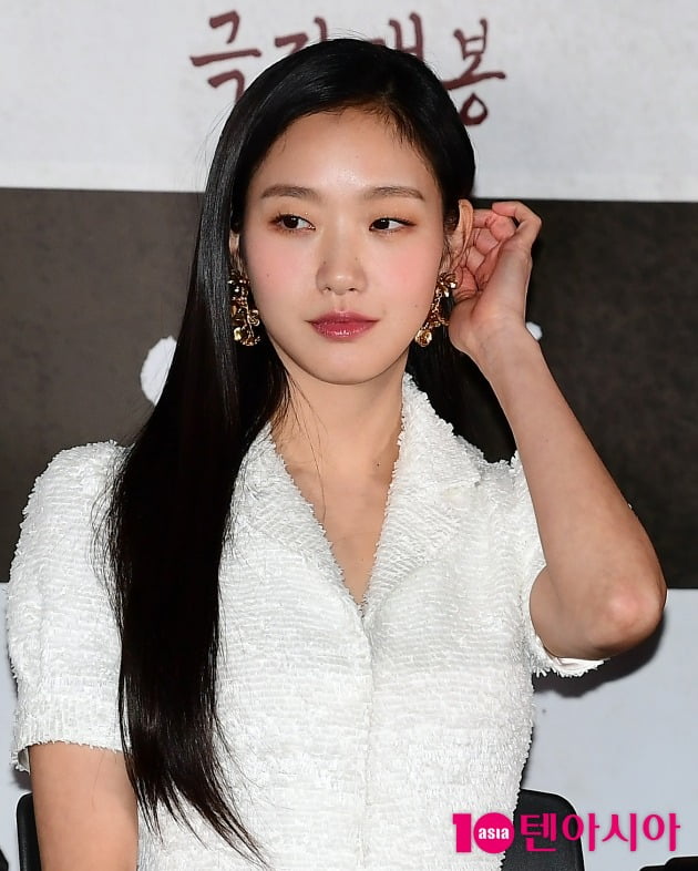 Kim Go eun Donates 50 Million Won To A Patient