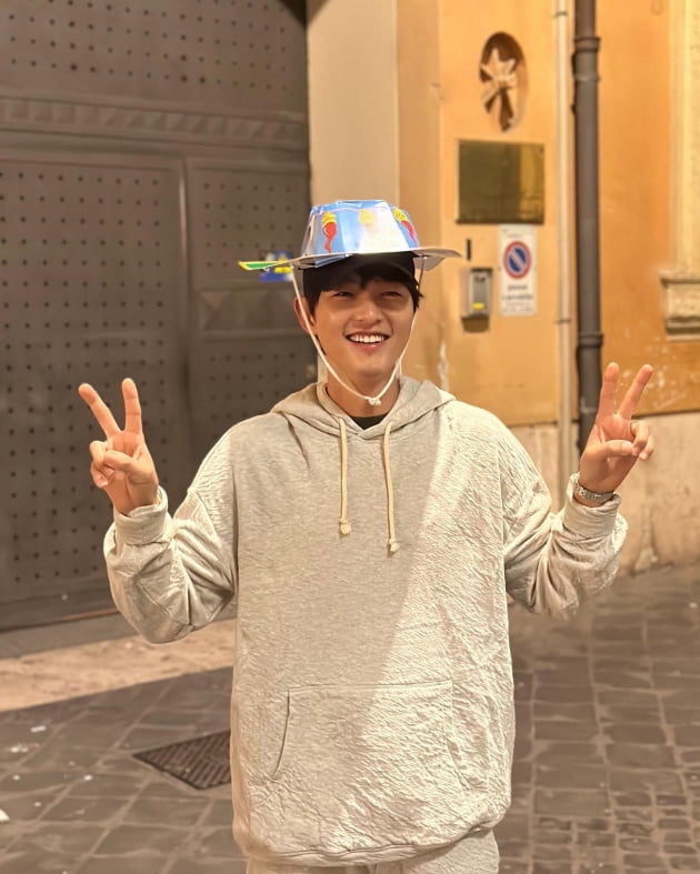 Song Joong-ki celebrates Naples victory with a younger look