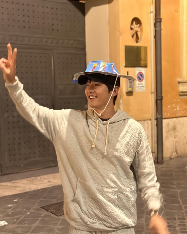 Song Joong-ki celebrates Naples victory with a younger look