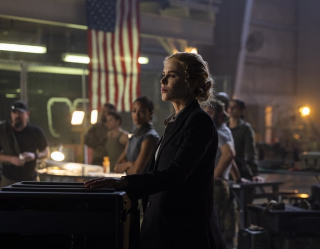 Zoe Saldana and Nicole Kidman, what's going on with this two-shot?