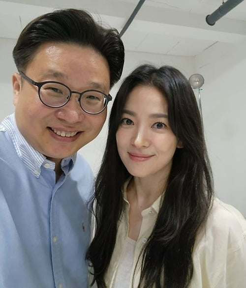 Song Hye-kyo and Seo Kyung-deok donate Korean language guides to famous U.S. art museums