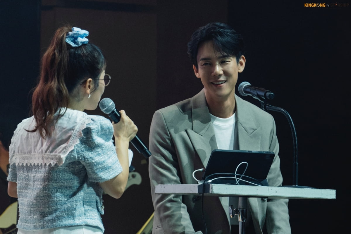 Yoo Yeon-seok, Mido and Parasol support fire at 20th anniversary fan meeting