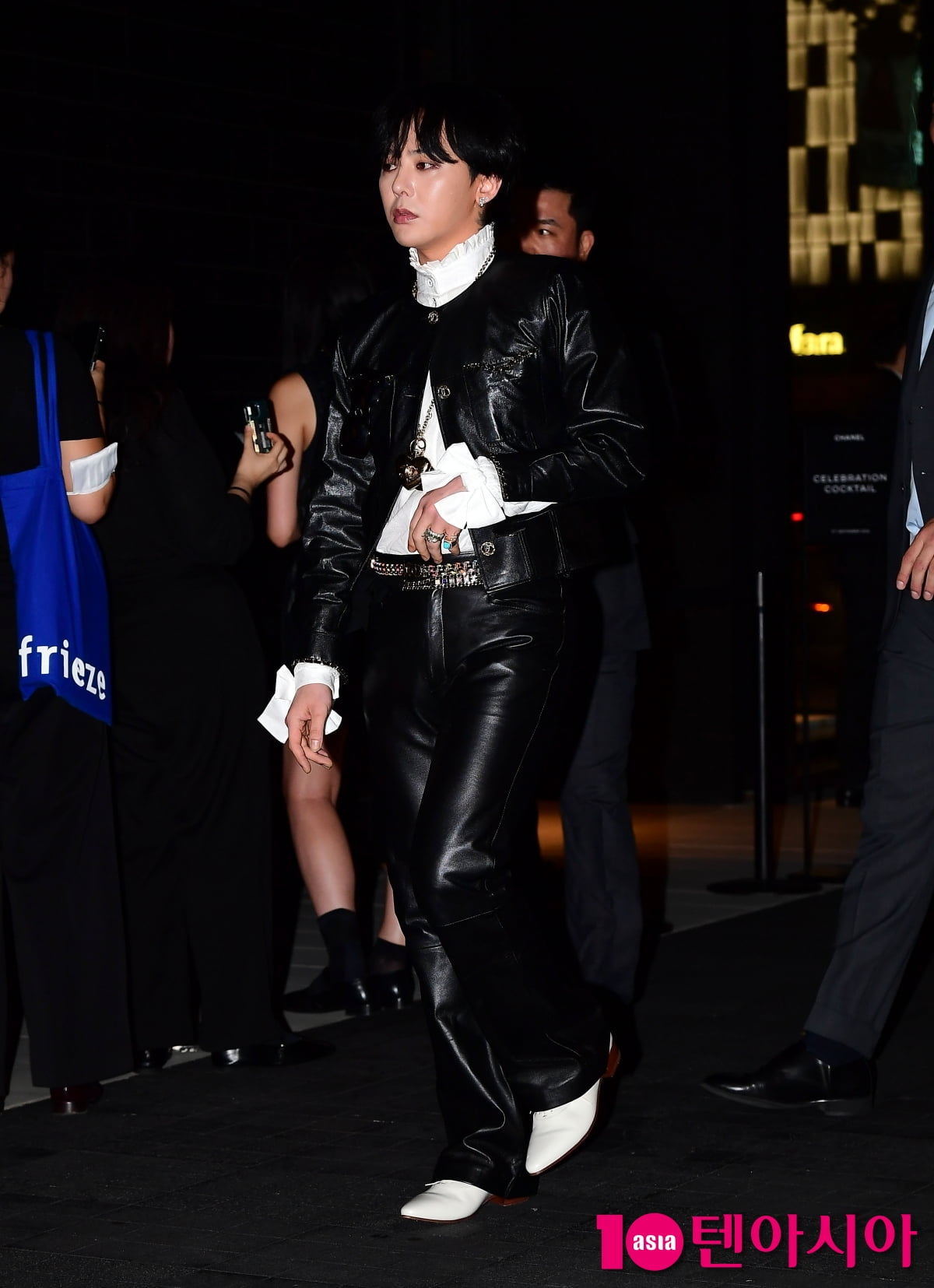 G-Dragon, fancy outing... his pose is crooked