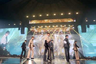 "공연 시간만 4시간"…2PM, 15주년 단독 콘서트 '섹시+파워풀'