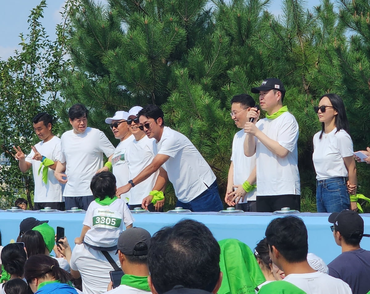 Actor Ha Jung-woo of the movie '1947 Boston' makes a surprise appearance at the Green Ribbon Marathon Festival.