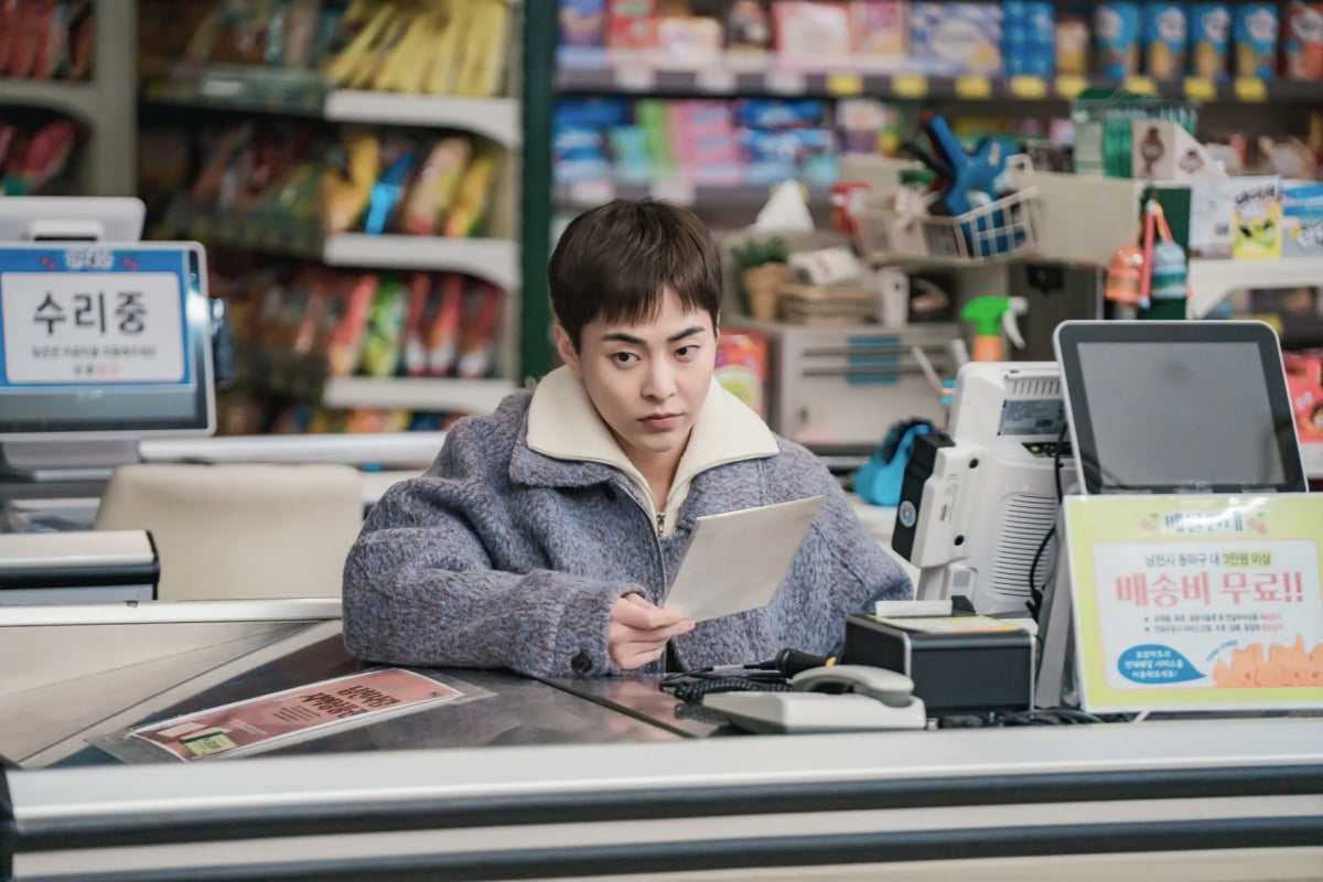 EXO Xiumin, from idol to supermarket cashier