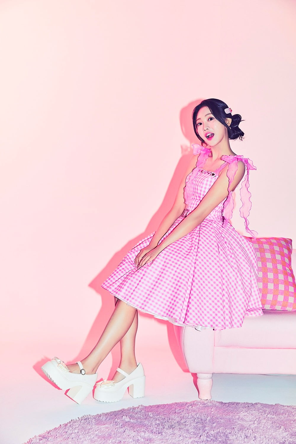 Hong Ji-yoon shows off her 'Trot Barbie' beauty