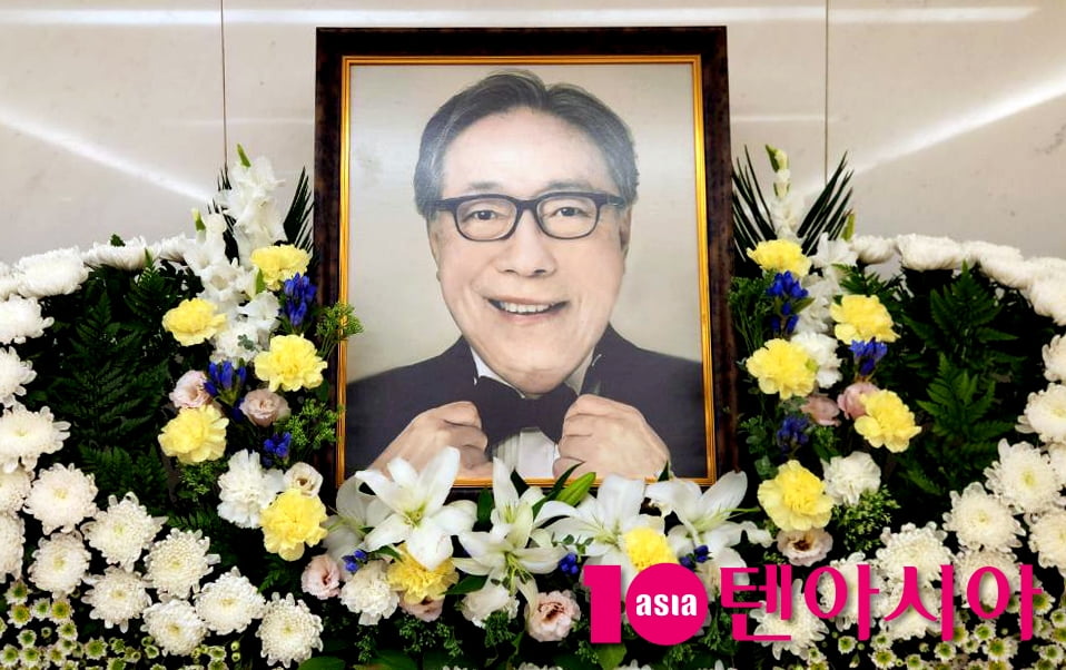 Bong Joon-ho and Song Kang-ho visit the funeral of the late Byun Hee-bong and pay their condolences in sorrow.