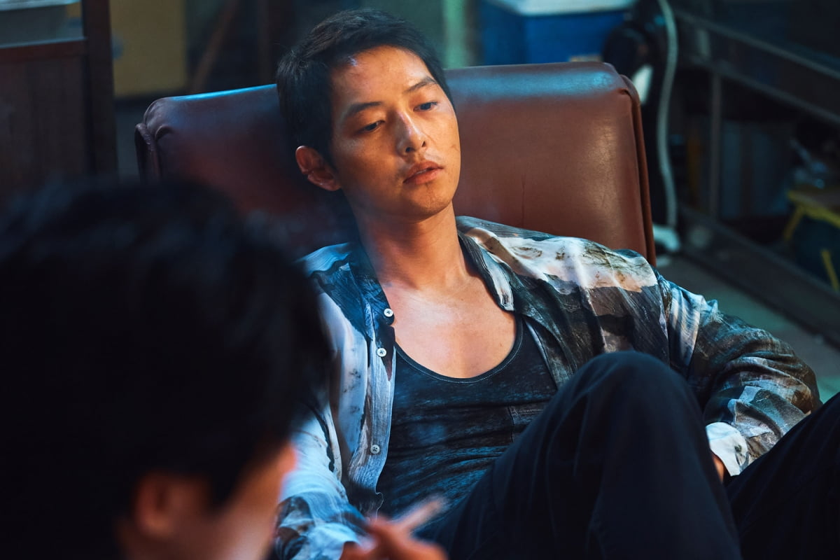 Actor Song Joong-ki of the movie 'Hopeless' perfectly portrays noir with a cool face in harsh reality.