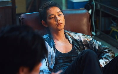 Actor Song Joong-ki of the movie 'Hopeless' perfectly portrays noir with a cool face in harsh reality.