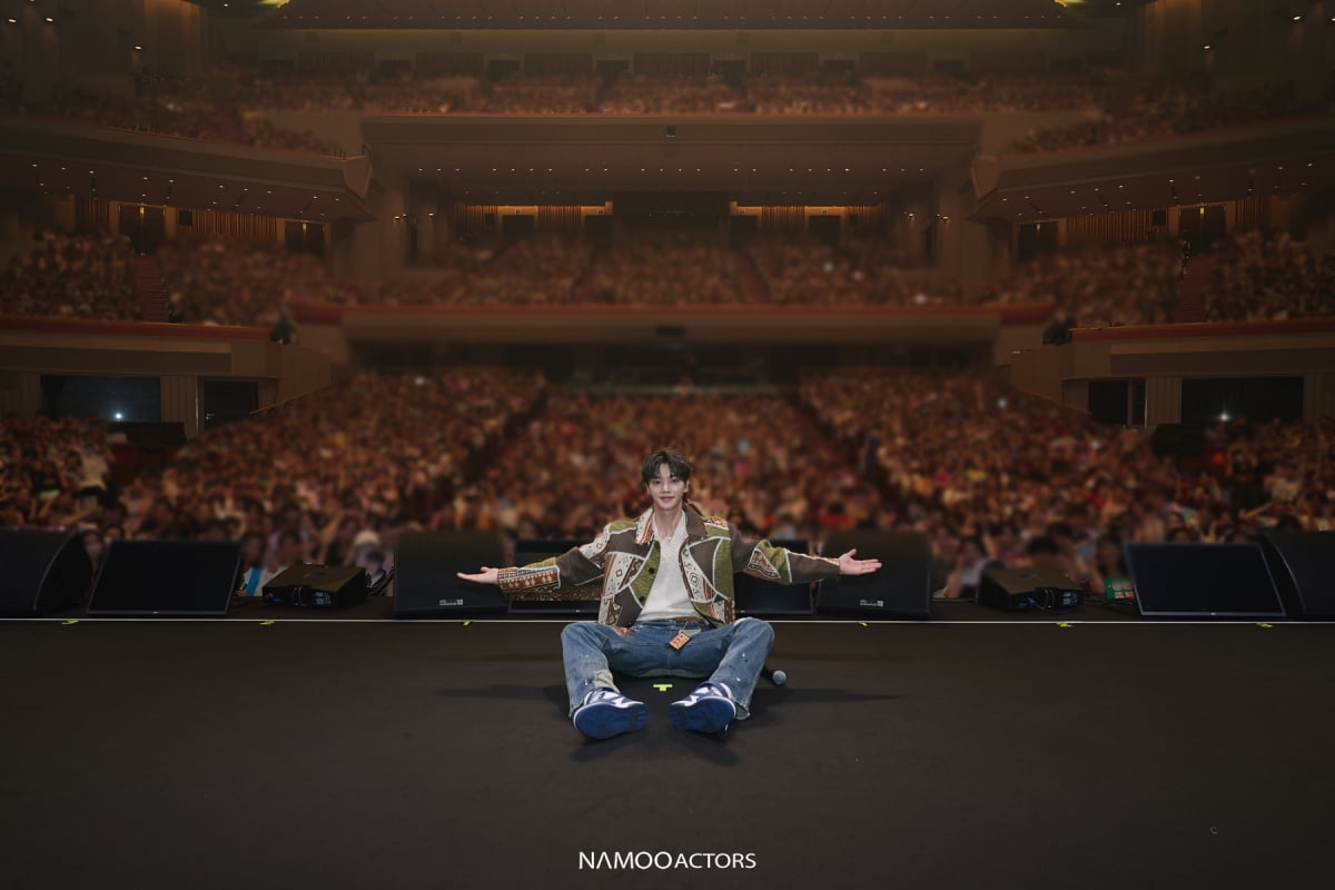 Song Kang successfully completes fan meeting in Japan