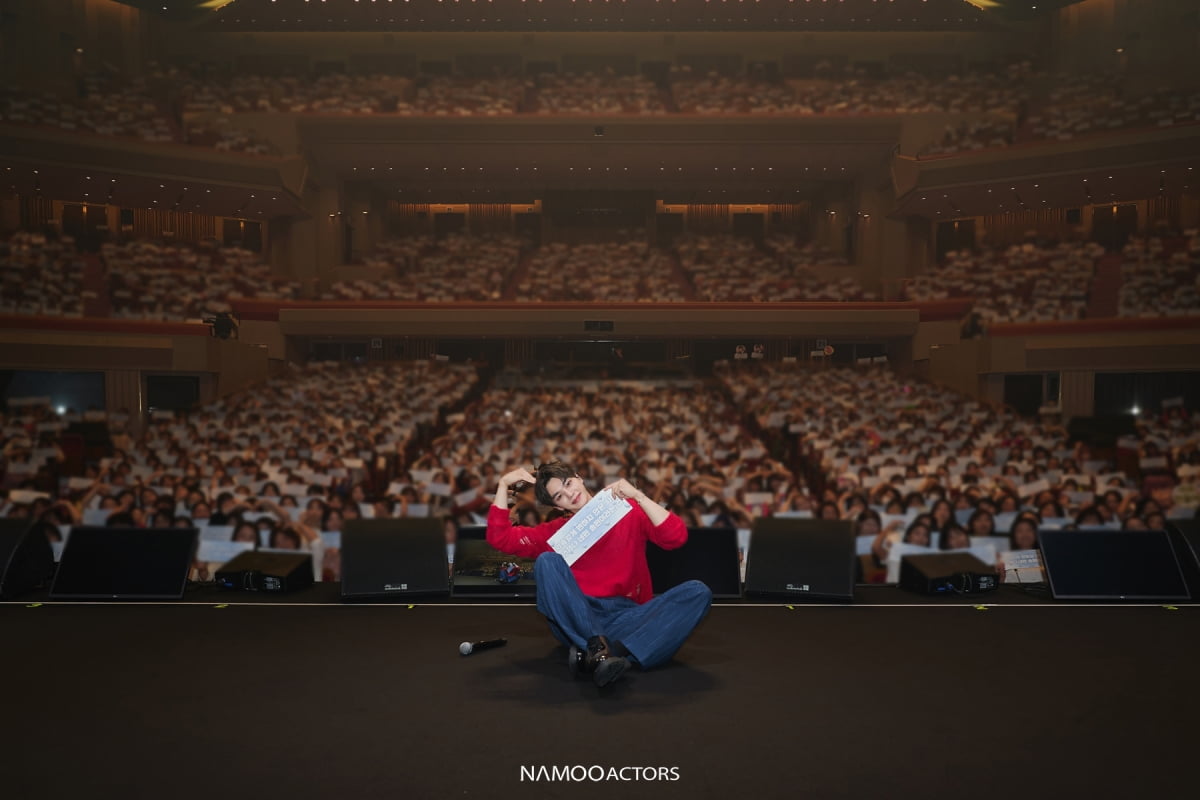 Song Kang successfully completes fan meeting in Japan