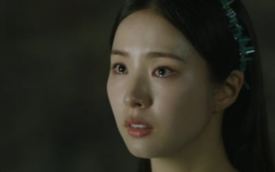 기싸움에서 지지 않는 신세경…'우아한 카리스마' ('아라문의 검')