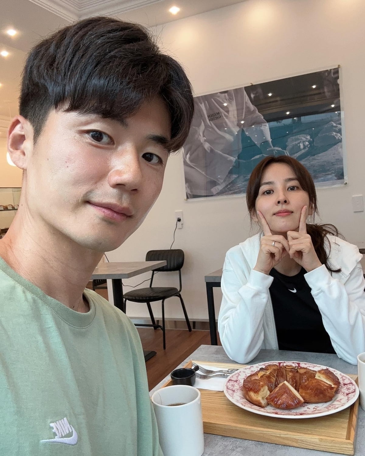 Han Hye-jin is surprised by Ki Sung-yong, who is 8 years younger than her, by directly helping her