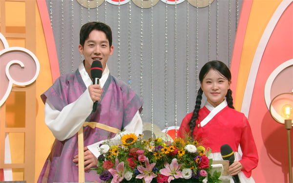 ‘Trot Fairy’ Kim Da-hyun takes on MC challenge for the first time in her life