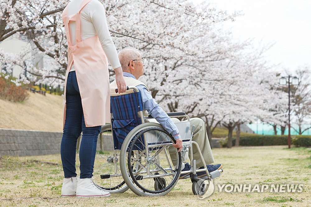 내년부터 요양보호사 보수교육 의무화…2년마다 8시간 이상