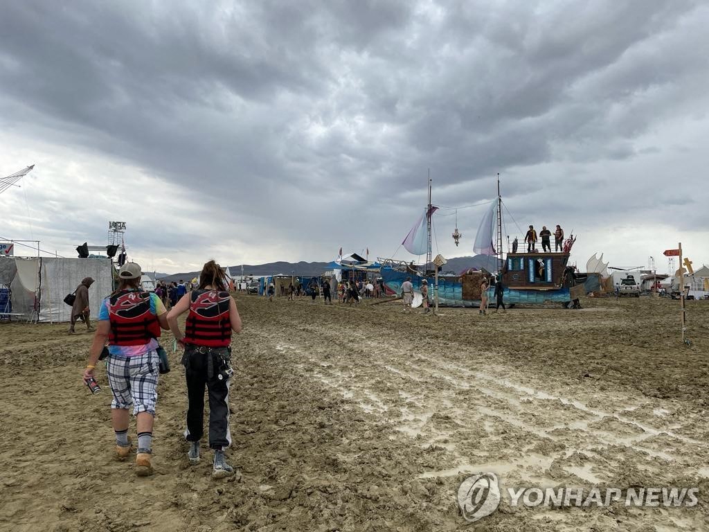 "진흙탕 사막 10㎞ 사투 끝 탈출한 팝스타"…美축제서 7만명 고립