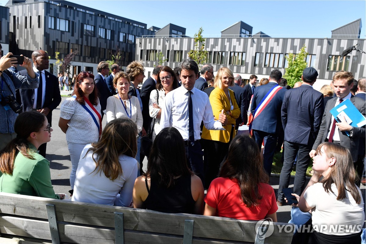 '복장 문제 골치' 프랑스, 공립학교 교복 의무화 실험