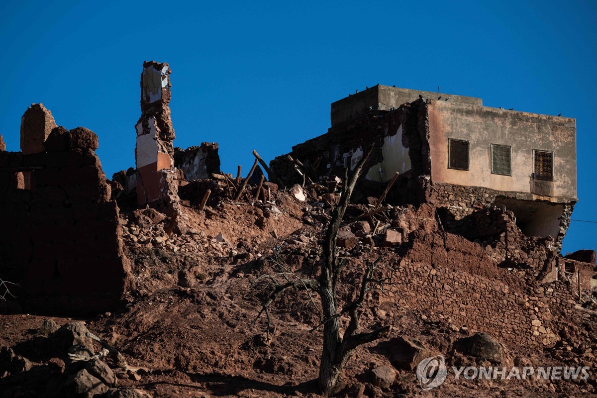 [모로코 강진] 여진공포 속 30만명 피해…생존자에 2차 시련 예고