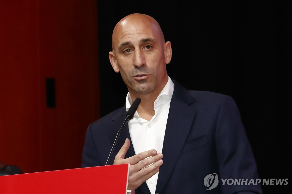 '기습 키스로 정직' 스페인축구협회장, 사퇴 대신 '버티기' 선언