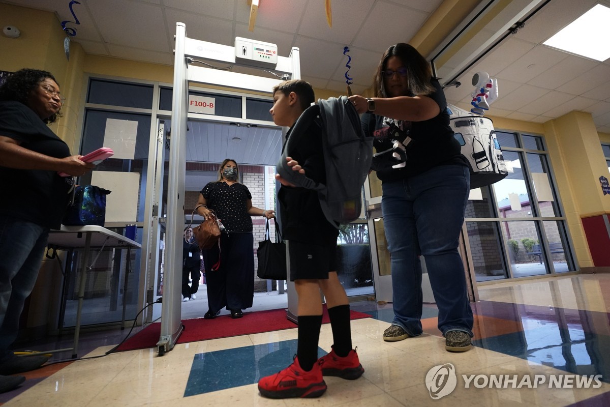 교실에 '방탄' 벽·창문 설치…총격 사건 대비하는 美 학교들