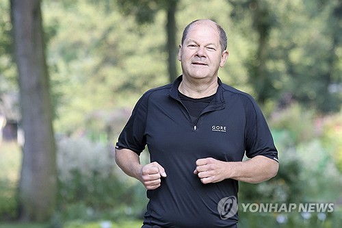 궁예 숄츠?…'조깅중 부상' 독일 총리, 안대 차림 집무재개