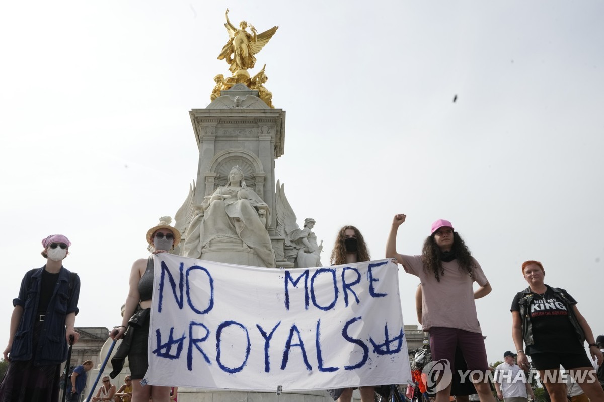 英여왕 1주기에 왕실·시민들 추모 열기…찰스3세 첫해 '안정적'