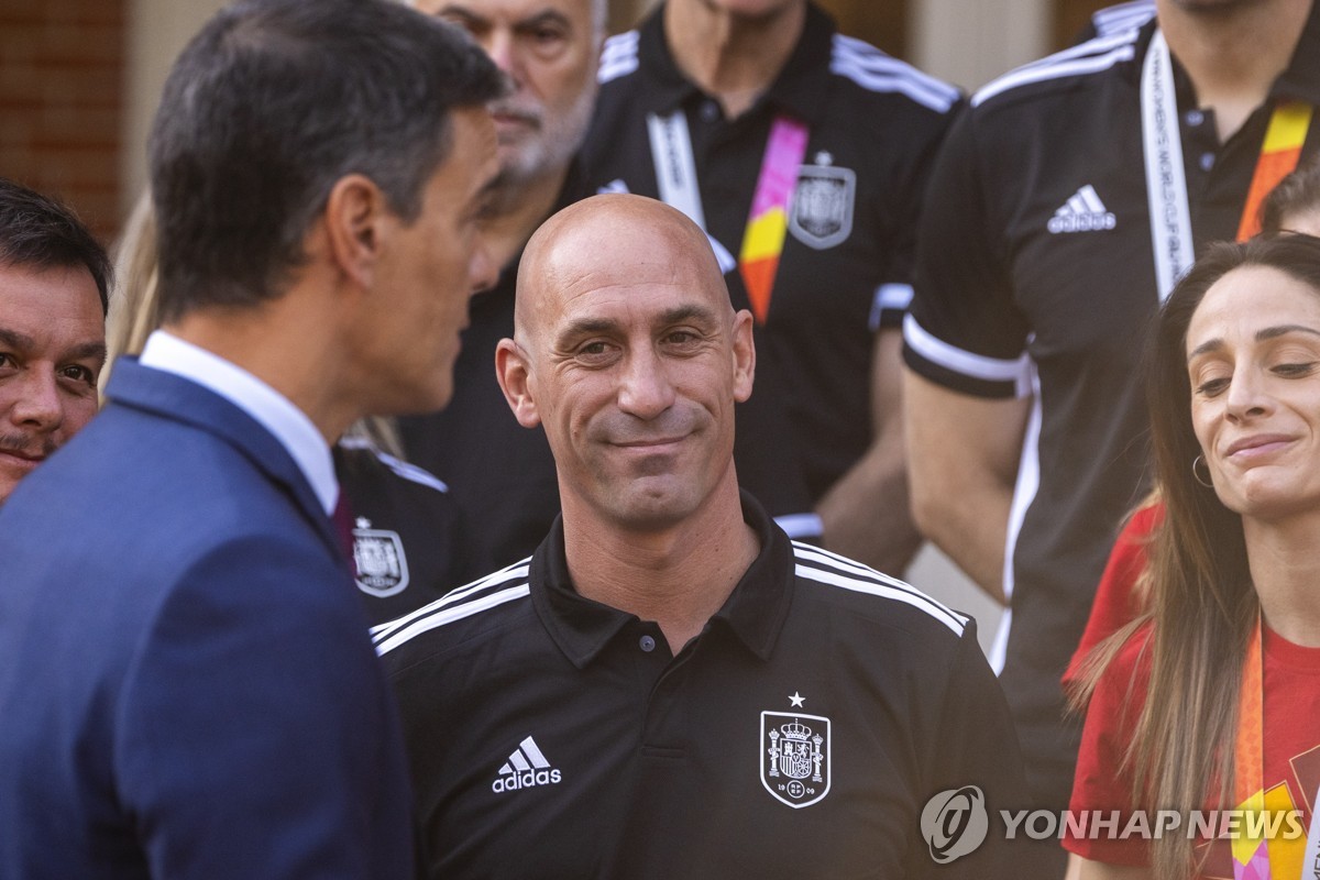 여자월드컵 우승 선수에 '강제 입맞춤' 스페인 축구협회장 사퇴