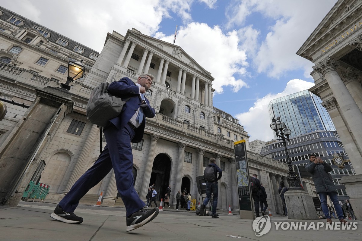 영국 기준금리 연 5.25%로 깜짝 동결…14회 연속 인상 마무리(종합)