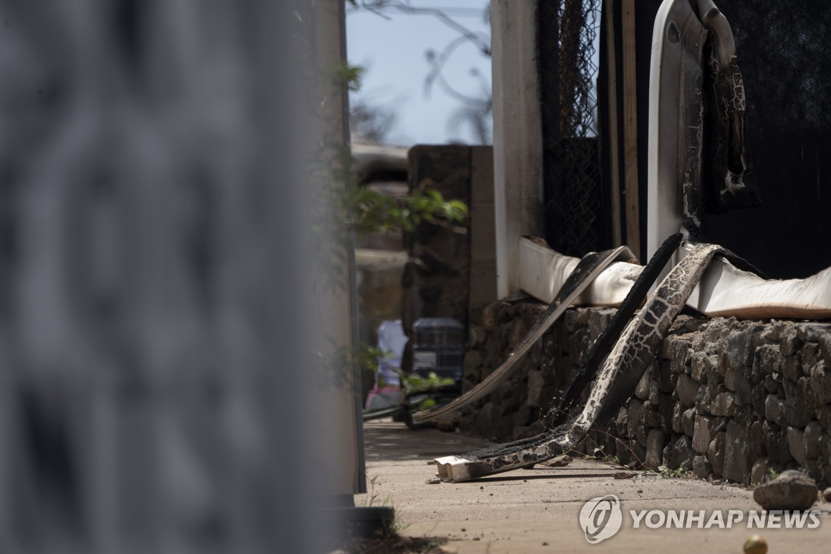 폐허 된 집터 돌아온 마우이 주민들…"한 조각이라도 간직하길"