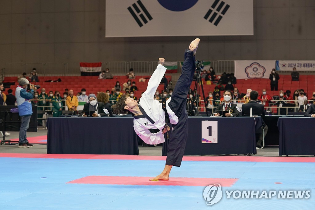 [아시안게임] 태권도 품새 강완진 승승장구…한국 선수단 첫 금메달 눈앞