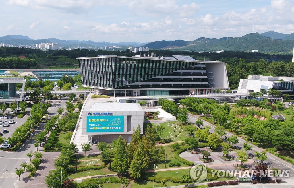 하이트진로 맥주병에 '완주 와일드＆로컬푸드 축제' 라벨 부착