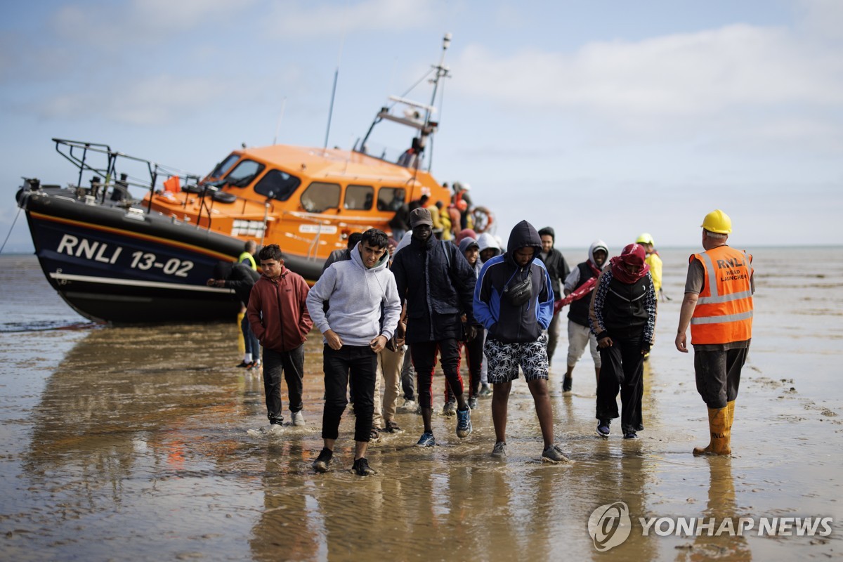 英 장관 "난민 문턱 너무 낮아"…UNHCR "책임분담이나 하길"(종합)