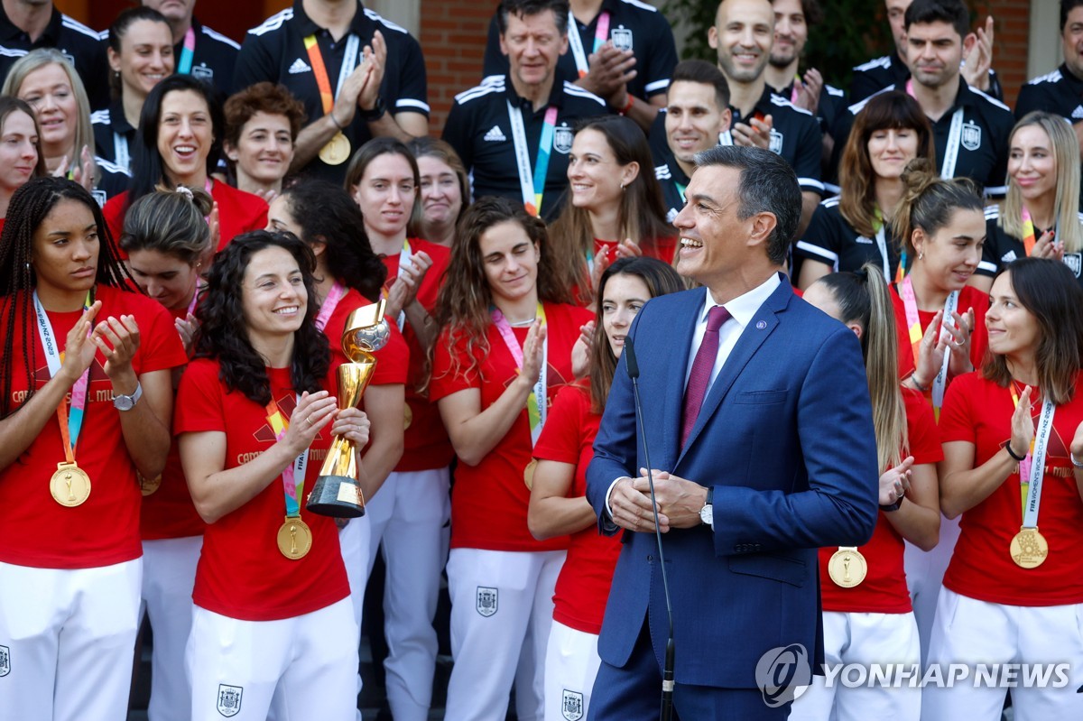 윤덕여 감독 "8년 전 꺾은 스페인 女축구 우승…협회가 나서야"