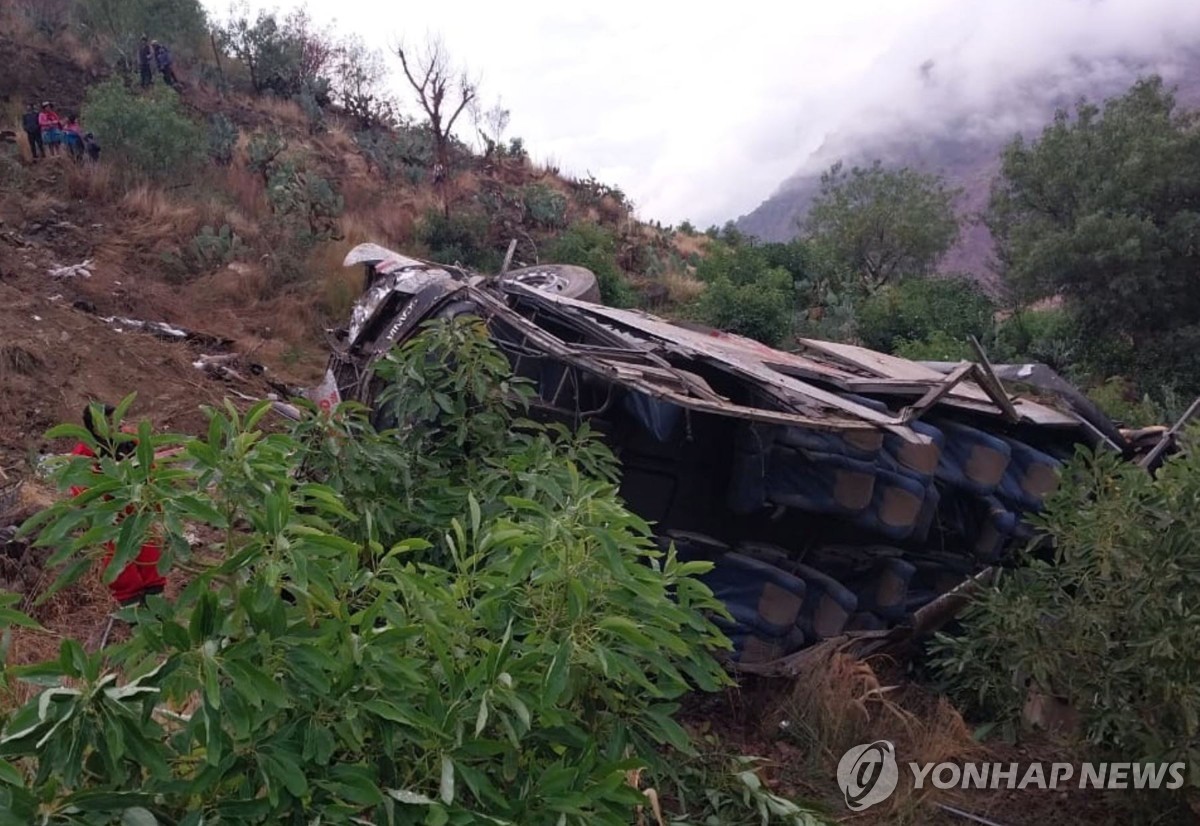 페루 산악지대서 버스 추락…"어린이 등 24명 사망"