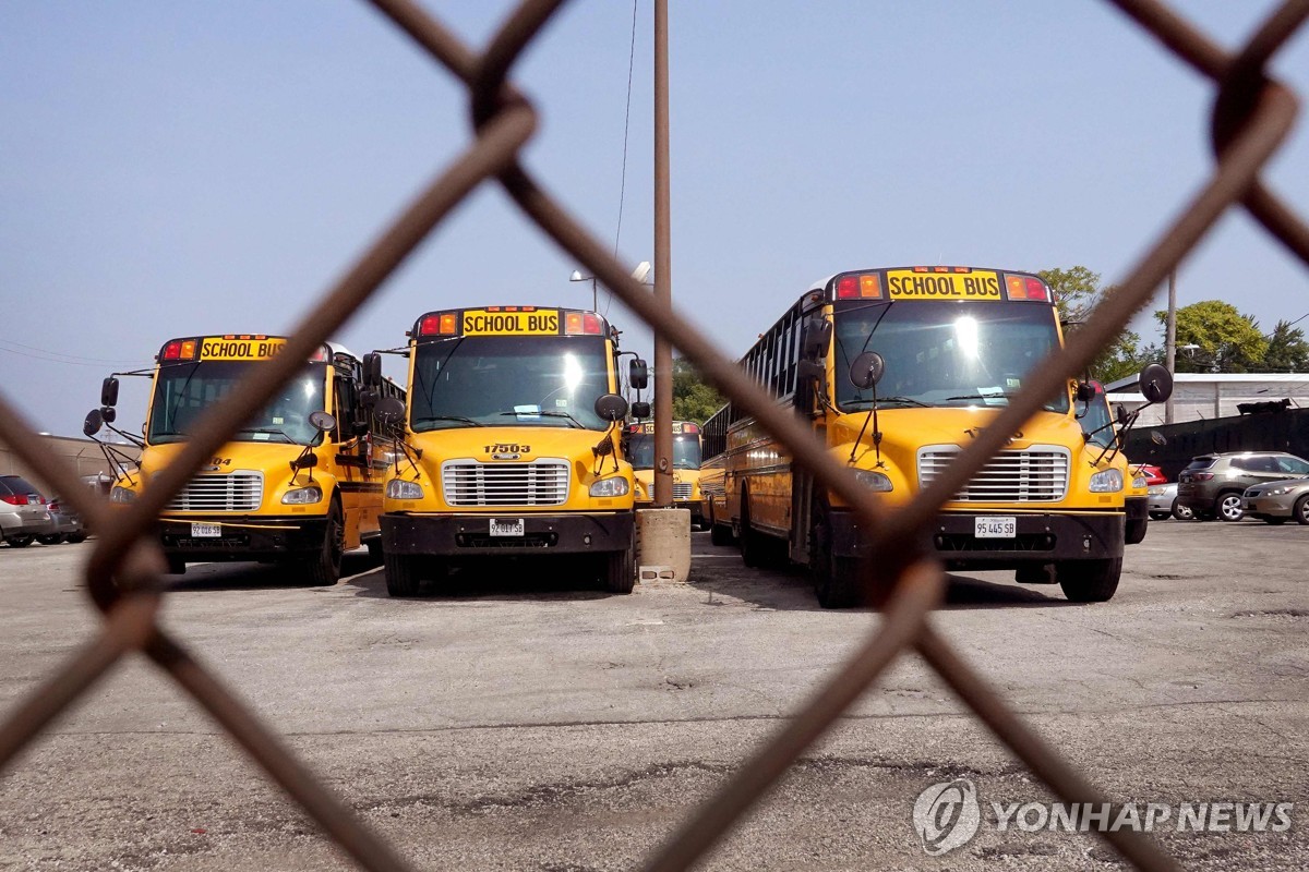 美학교들, 통학버스 운전사 부족해 개학 연기·교통카드 지급