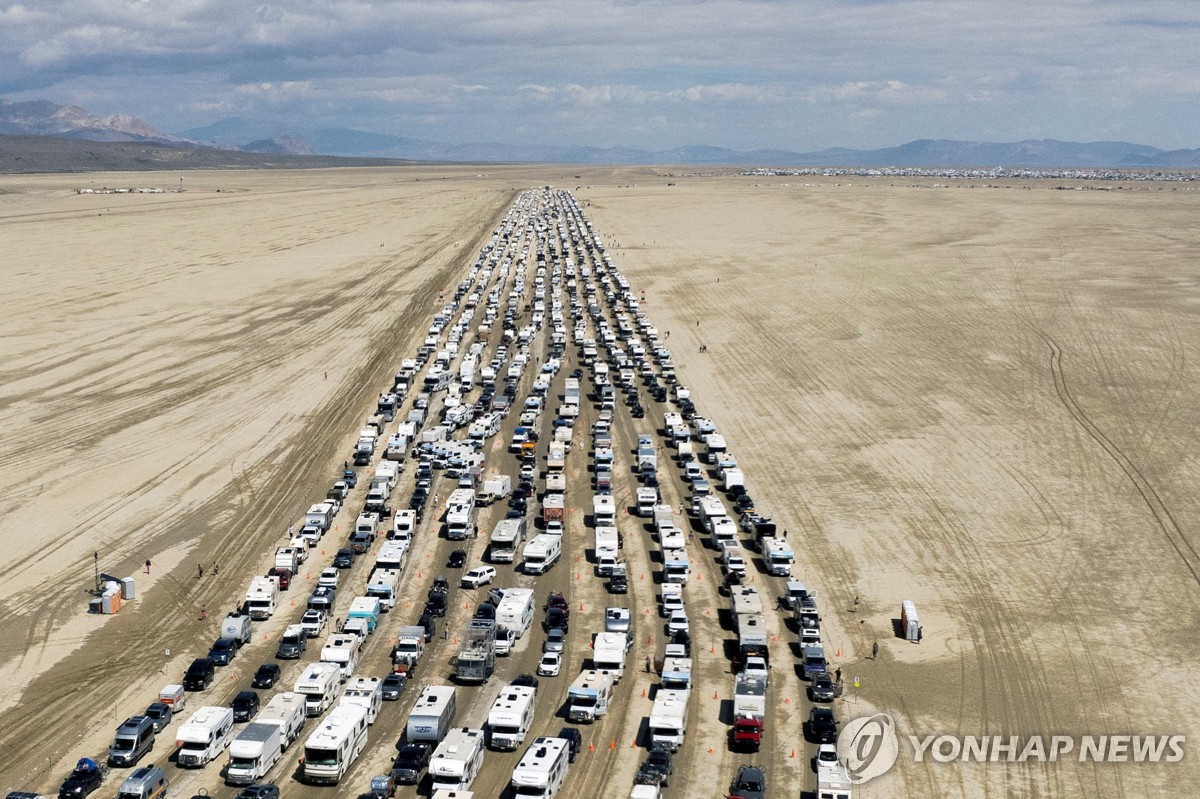 '진흙탕에 7만명 고립' 美 축제서 차량 수백대 엑소더스 시작