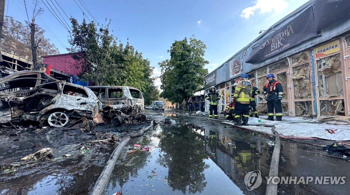 우크라 대낮 장터에 러 공격으로 17명 숨져…"민간인 테러"(종합)