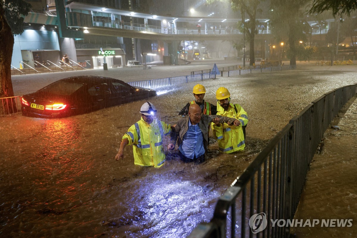 홍콩, 24시간 동안 600㎜ '물폭탄'에 도시 마비…부실대응 도마