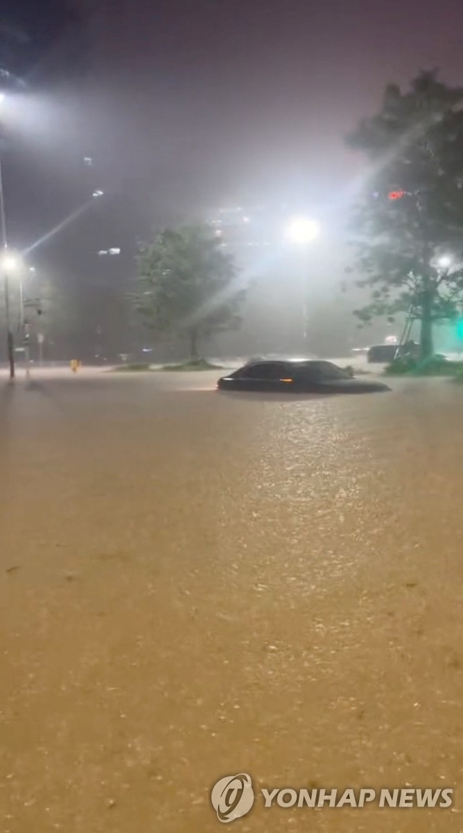 홍콩, '139년만 최대' 시간당 158㎜ 폭우로 물난리…증시 휴장(종합2보)