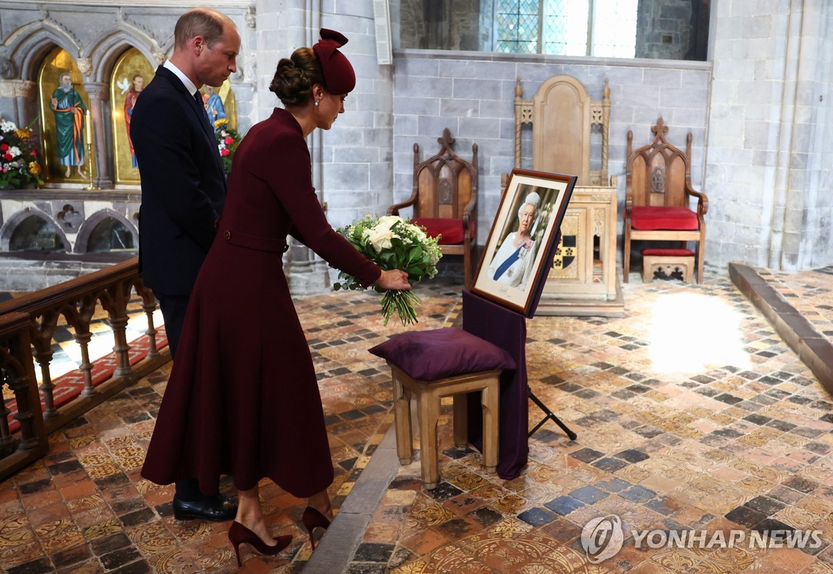 英여왕 1주기에 왕실·시민들 추모 열기…찰스3세 첫해 '안정적'