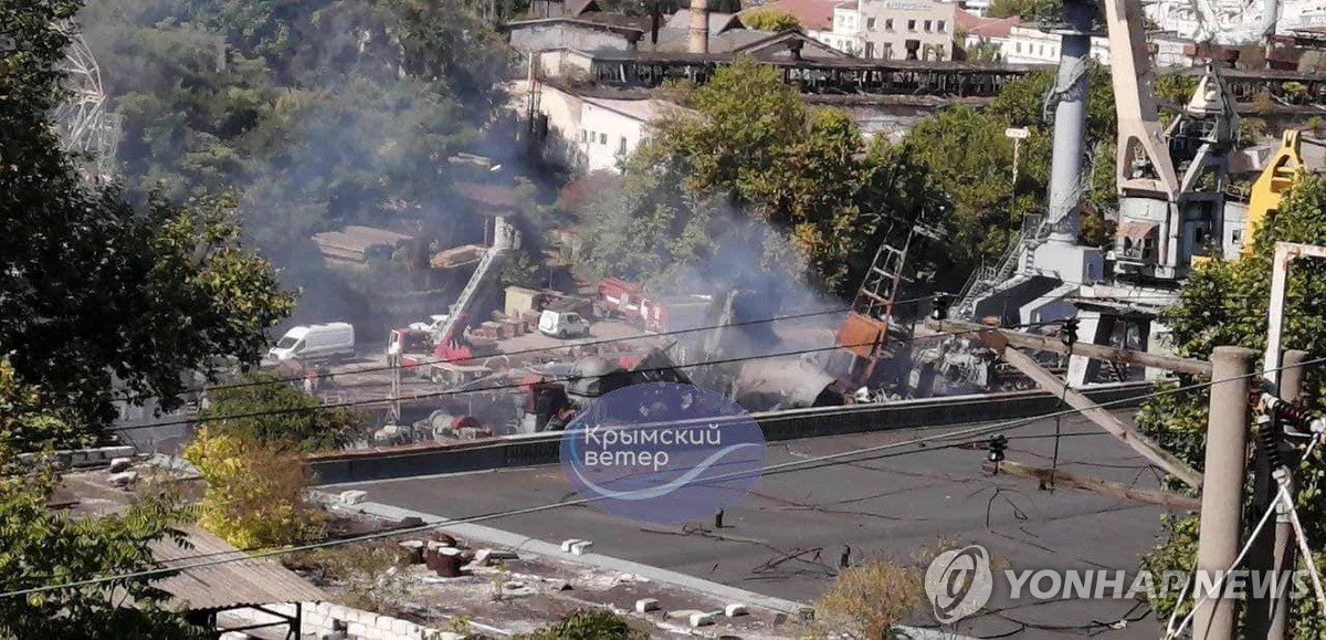 옆구리에 구멍이 '뻥'…우크라 미사일 맞은 러 잠수함 사진 공개