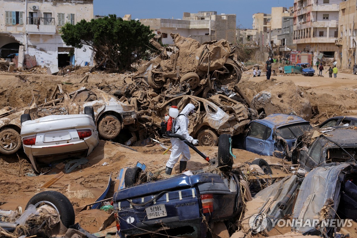 대홍수 리비아 구호작업 난항…지뢰밭 헤치고 식수 찾는 주민들