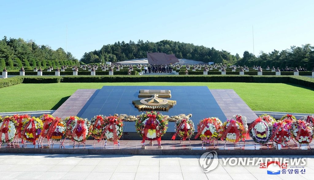 북한 국경 개방 후 첫 추석…연휴는 딱 하루 '성묘 가는 날'