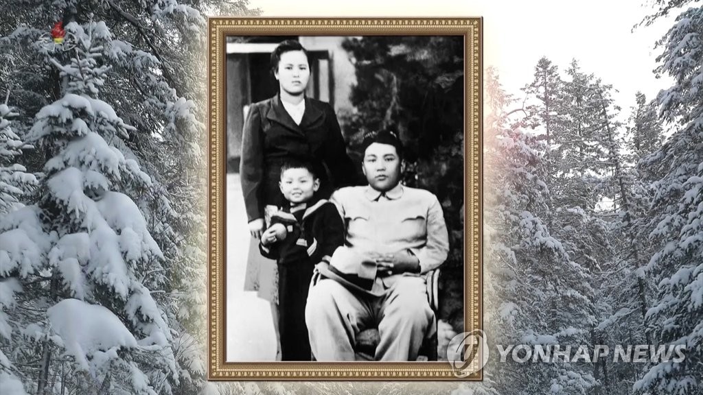 [평양NOW] 김정숙 74주기…北 "머리카락으로 김일성 신발깔개 만들어"