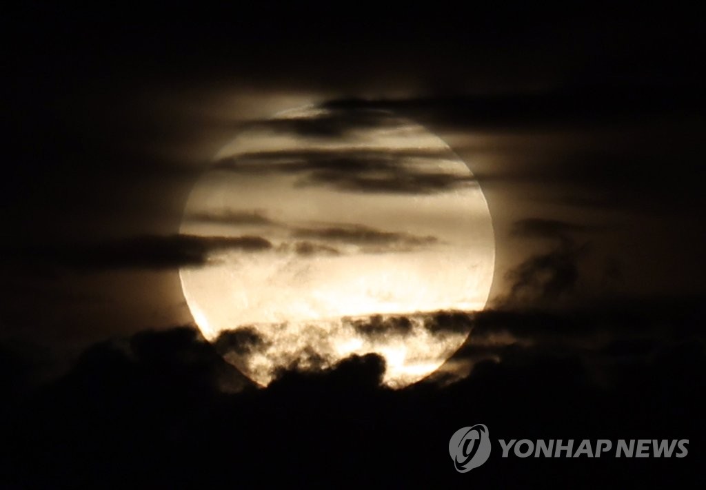 송편 먹는 추석·월병 먹는 중추절…"날은 같지만 서로 달라요"