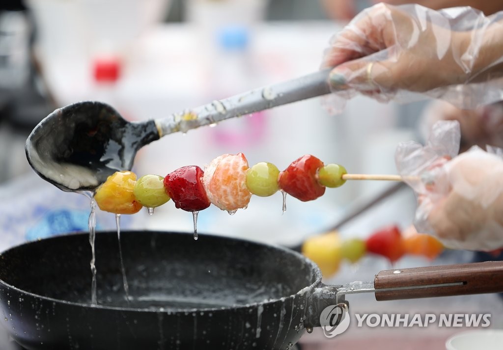 "탕후루 만들다 피부이식까지"…'설탕물 화상' 주의보