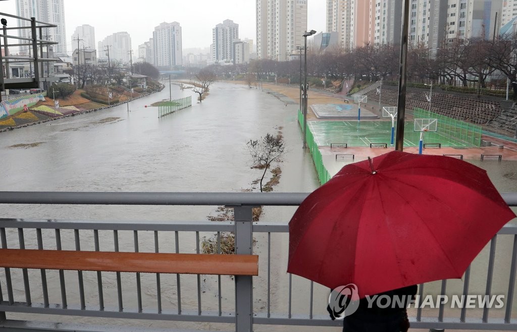 부산·울산·경남 흐리고 비…내일까지 20∼60㎜