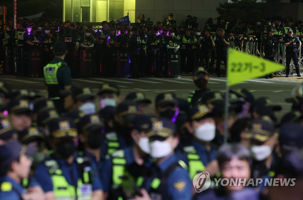 "심야집회 금지해 시민 평온 보장" vs "전면 금지는 위헌"